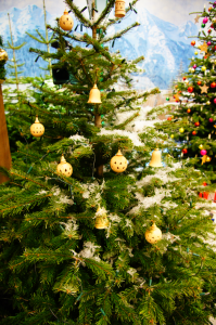 Weihnachtsbaum mit gedechseltem Holzschmuck